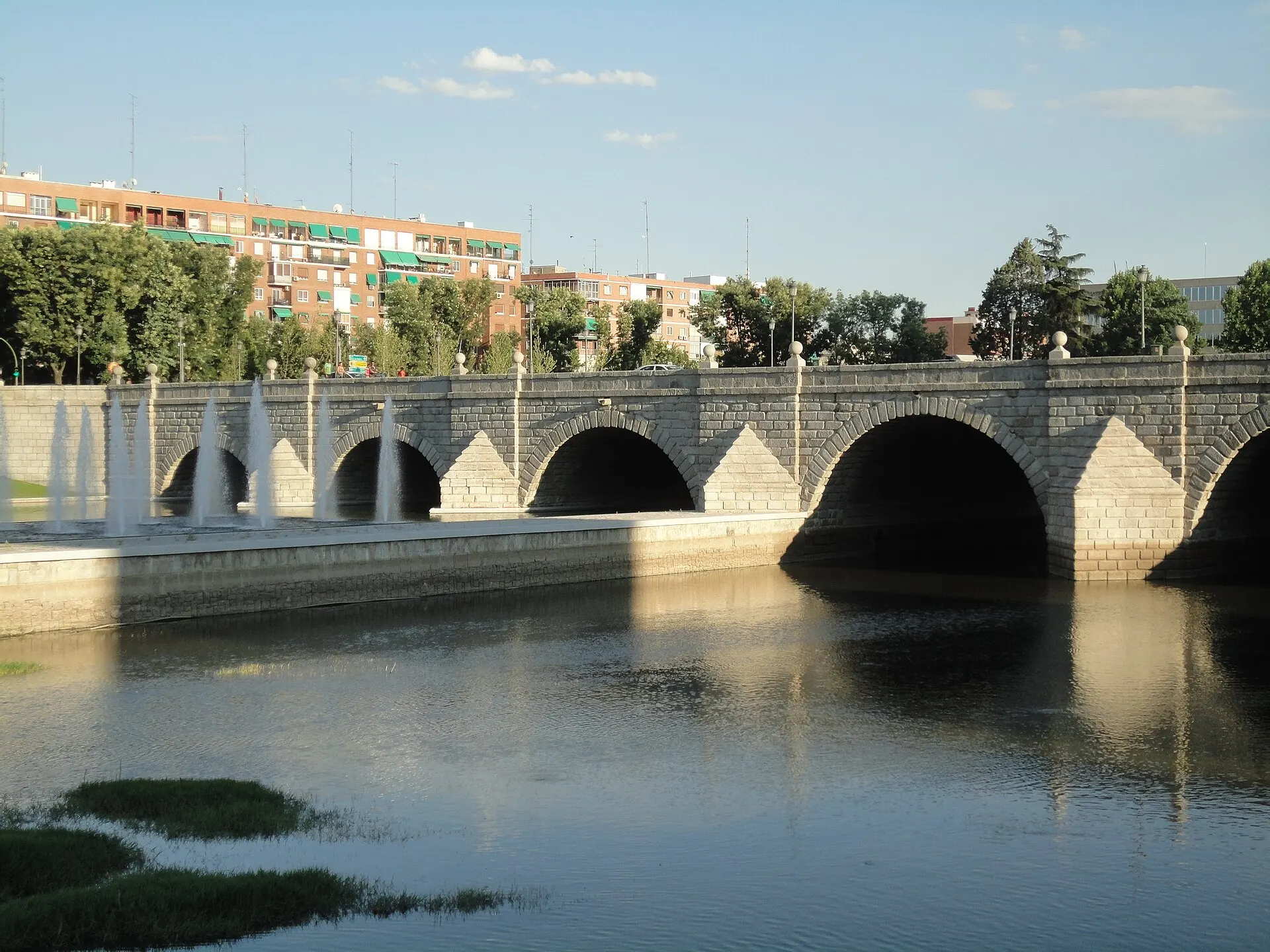 El Puente de Segovia sobre el Manzanares, en Madrid, en una tarde de verano