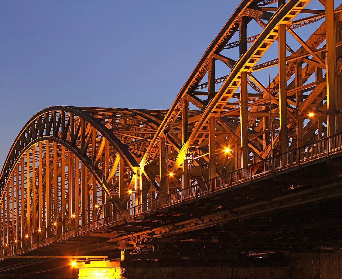 Arcos de acero del puente Hohenzollern iluminados sobre el Rin