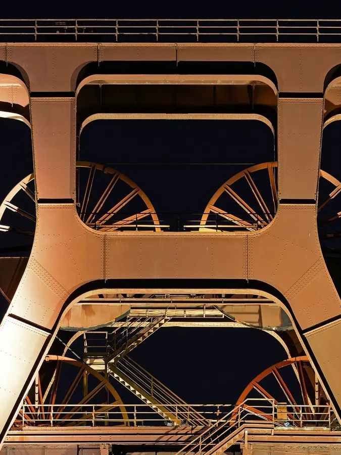 Castillete de la mina Zollverein en Essen, iluminado de noche