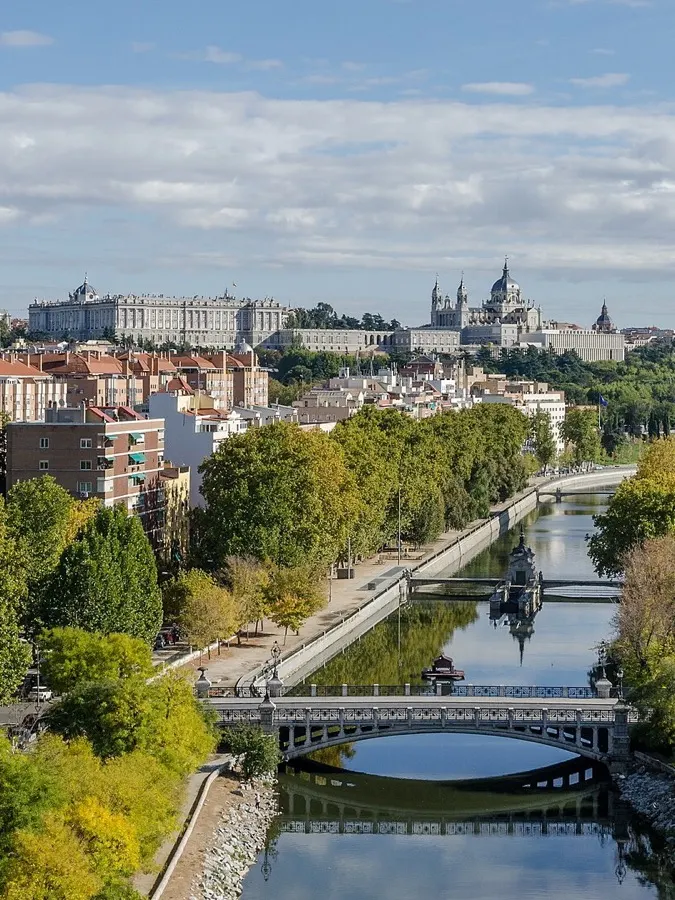 El Palacio Real y la Almudena sobre el Manzanares, en Madrid