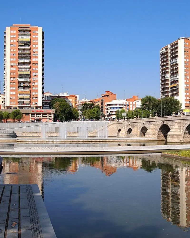El Puente de Segovia y edificios de Madrid reflejados en el Manzanares